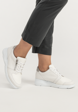 unverzichtbarer Sneaker Leder/Stretch weiß